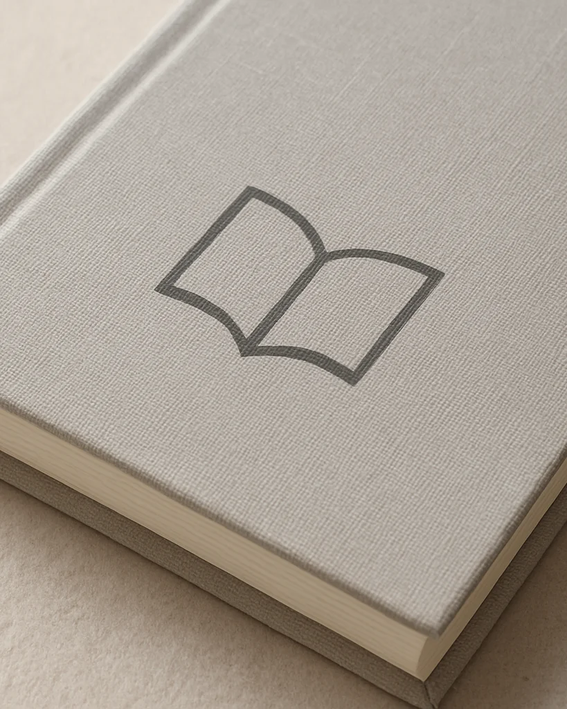 Libreta de tapa dura con logotipo impreso en portada, detalle de